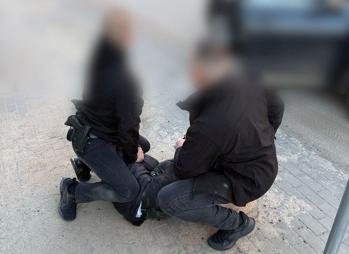 Przyszedł po kolejne 50 tys. zł. Policjanci zatrzymali podejrzanego o oszustwo na „inwestycję w złoto”