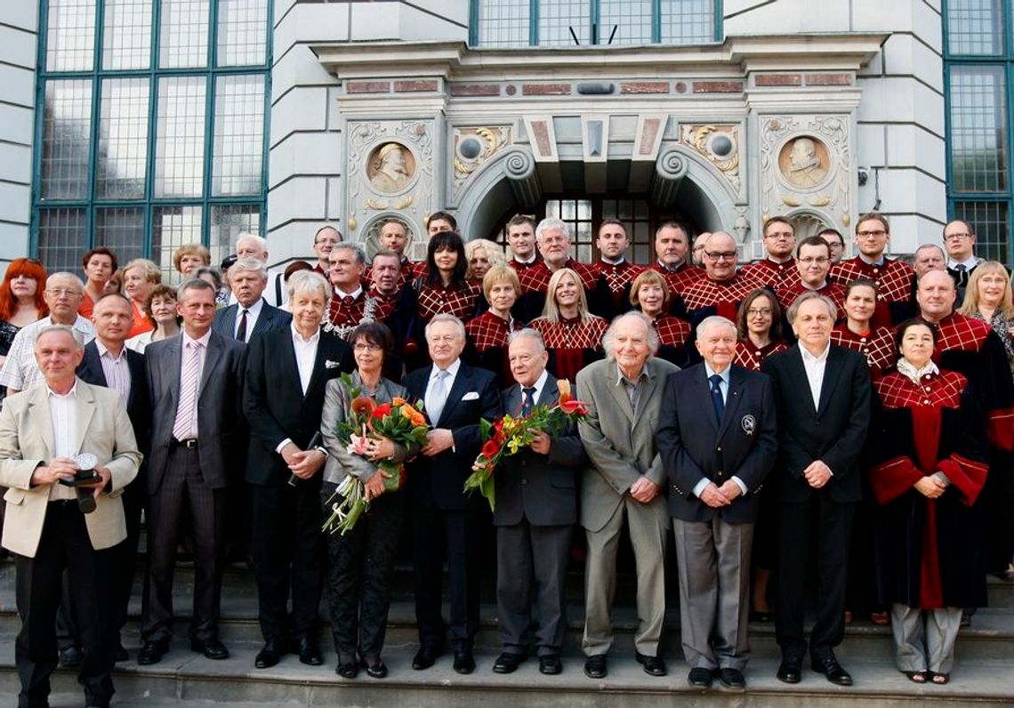 Przywilej mówienia dobrze i o innych Przywilej mówienia dobrze i o innych