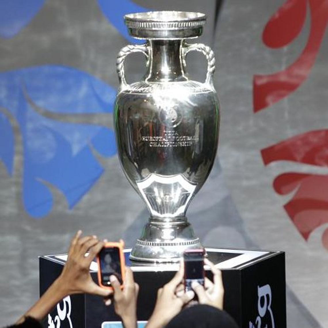 Puchar UEFA Euro w Gdańsku - przejazdem, z ceremonią powitalną.. Tysięczny "stacz" dostanie bilet na mecz Puchar UEFA Euro w Gdańsku - przejazdem, z ceremonią powitalną.. Tysięczny "stacz" dostanie bilet na mecz