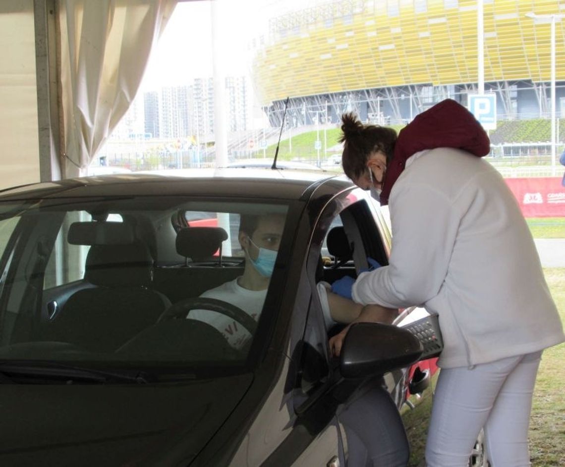 Punkt drive-thru  ze szczepieniami działa w  Gdańsku przy Żaglowej 