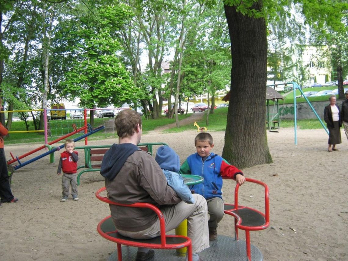 Pupą po betonie. Bałagan na placach zabaw - Główny Inspektor Sanitarny zaleca więcej kontroli przy piaskownicach Pupą po betonie. Bałagan na placach zabaw - Główny Inspektor Sanitarny zaleca więcej kontroli przy piaskownicach