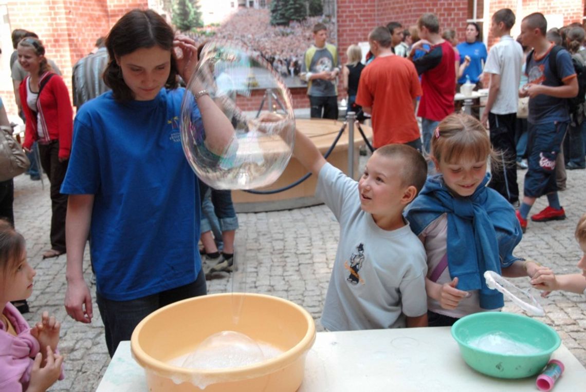 Puszczanie baniek mydlanych na powitanie wiosny
