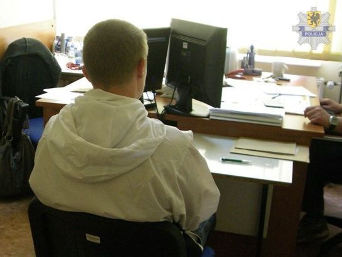 Race świetlne i petardy na trybunach