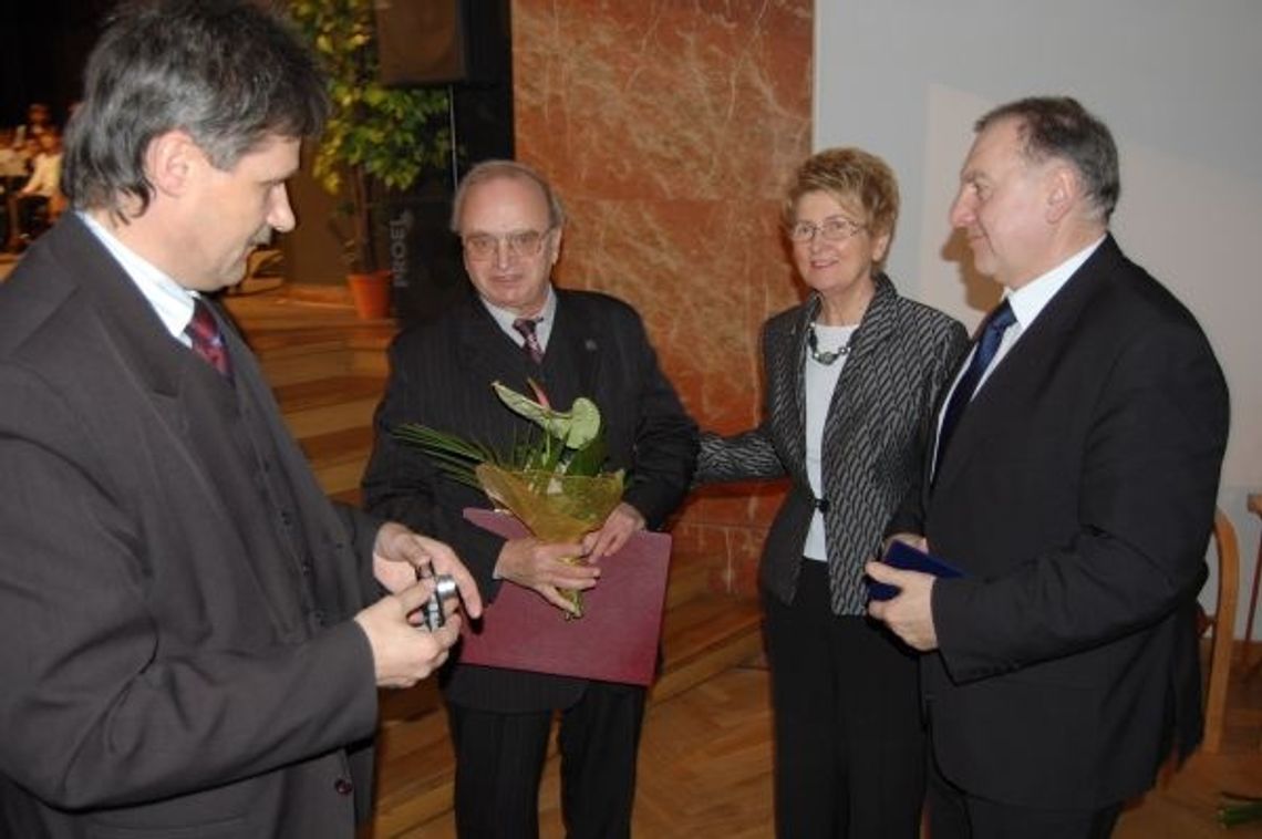 Rada Powiatu - nagrody i wyróżnienia, w tle robocza sesja Rada Powiatu - nagrody i wyróżnienia, w tle robocza sesja