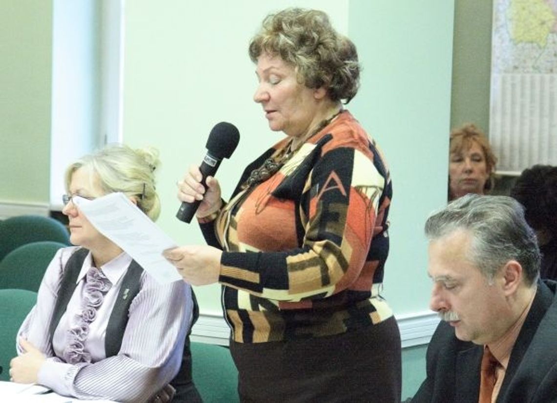 Radni postawieni pod ścianą Radni postawieni pod ścianą