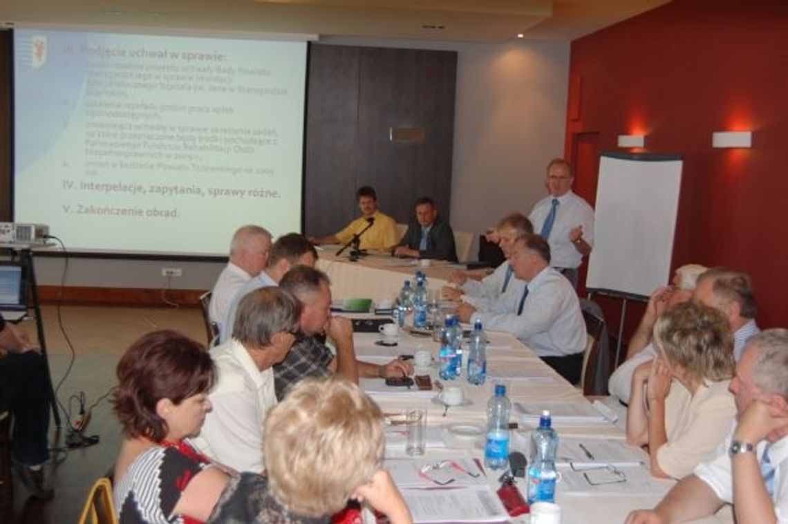 Radni spierają się o... dyżury aptek. Poseł Kulas "podpowiada" w kwestii bezpieczeństwa