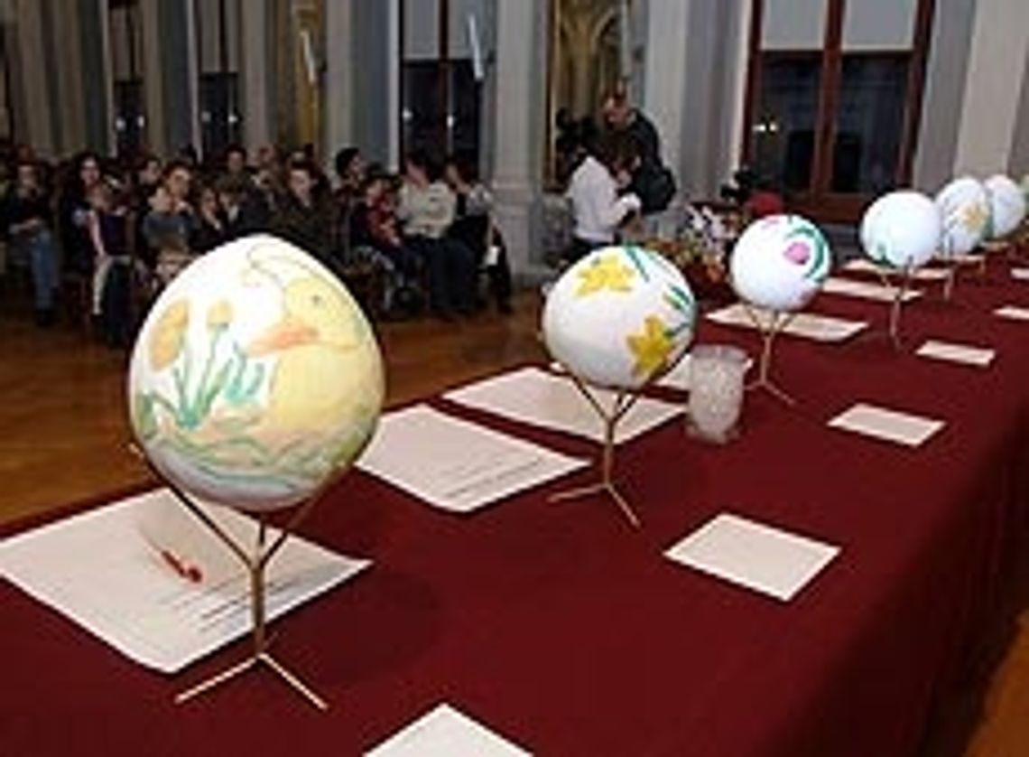 Radni w strusich jajach, a dla mieszkańców darmowa jajecznica Radni w strusich jajach, a dla mieszkańców darmowa jajecznica