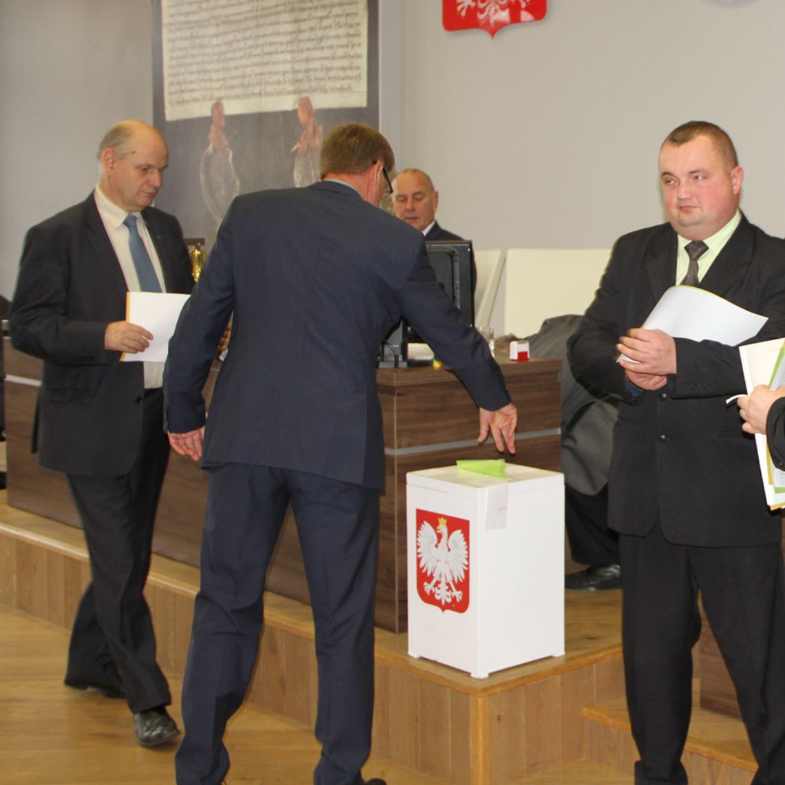 Radny wyrzucony z klubu PiS. Ukarany za „Panów po przejściach” i „chłopców w rurkach”