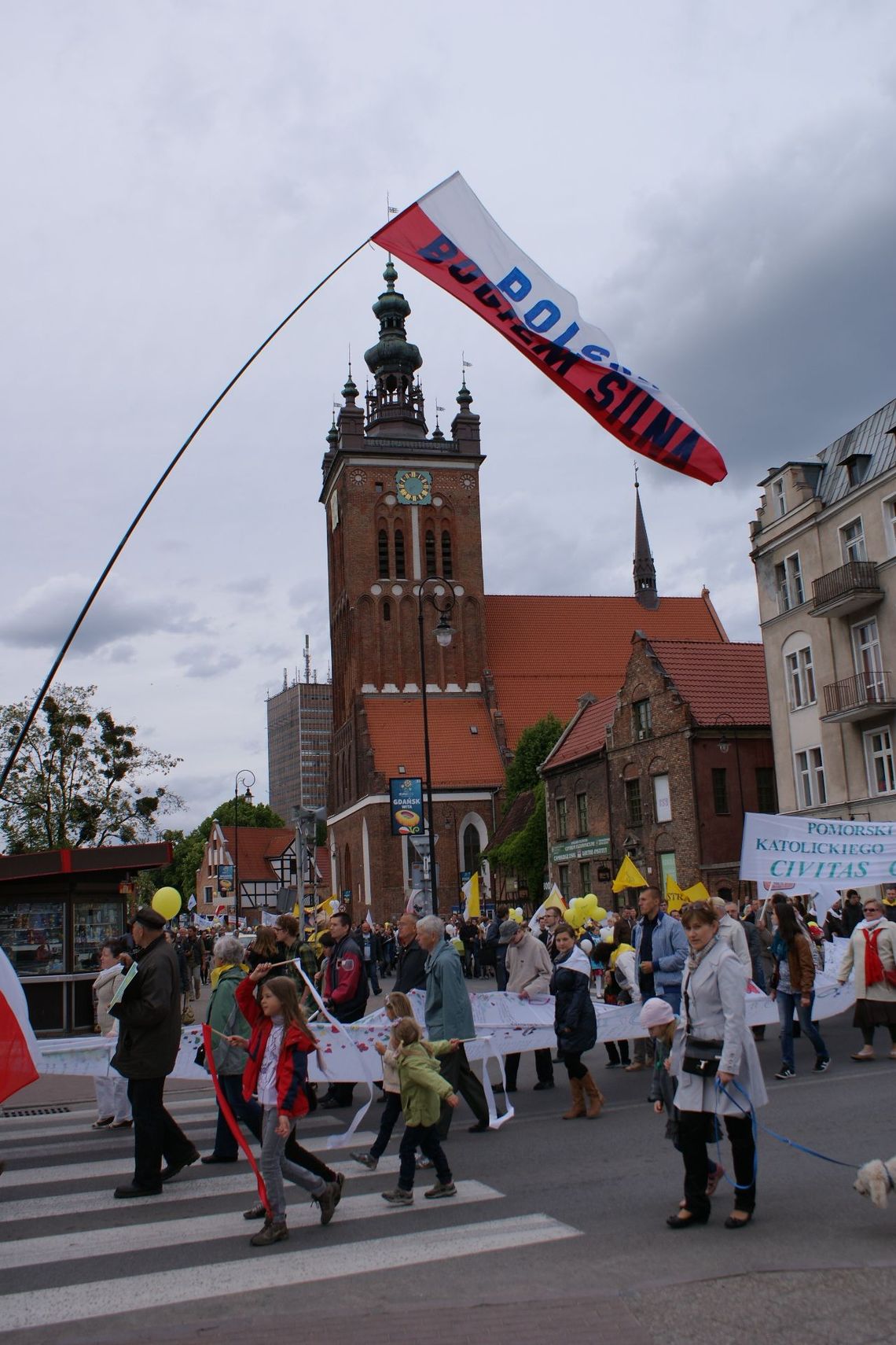 Radosne przejście ulicami Gdańska – dla życia, dla szczęścia rodzinnego Radosne przejście ulicami Gdańska – dla życia, dla szczęścia rodzinnego