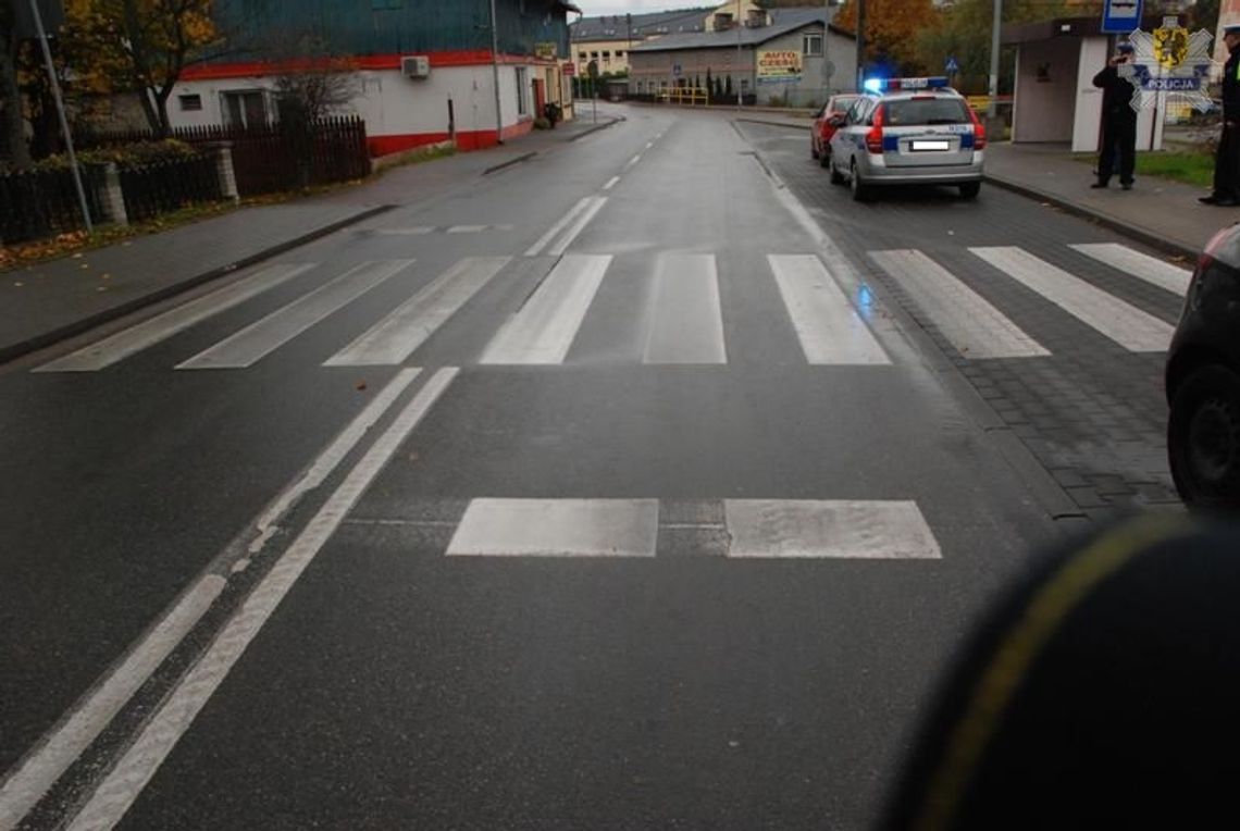 Ranna dziewczynka, wybiegła na jezdnię zza auta Ranna dziewczynka, wybiegła na jezdnię zza auta