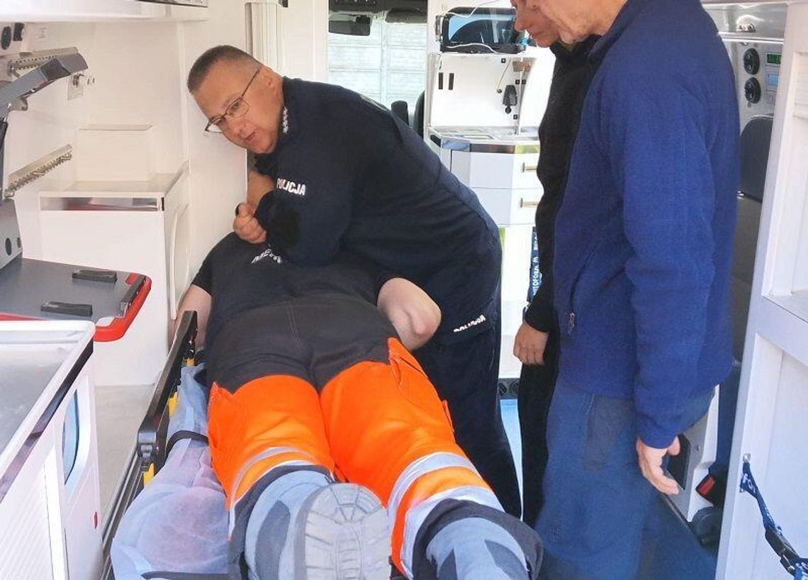 Ratownicy medyczni szkoleni z policyjnych technik interwencji