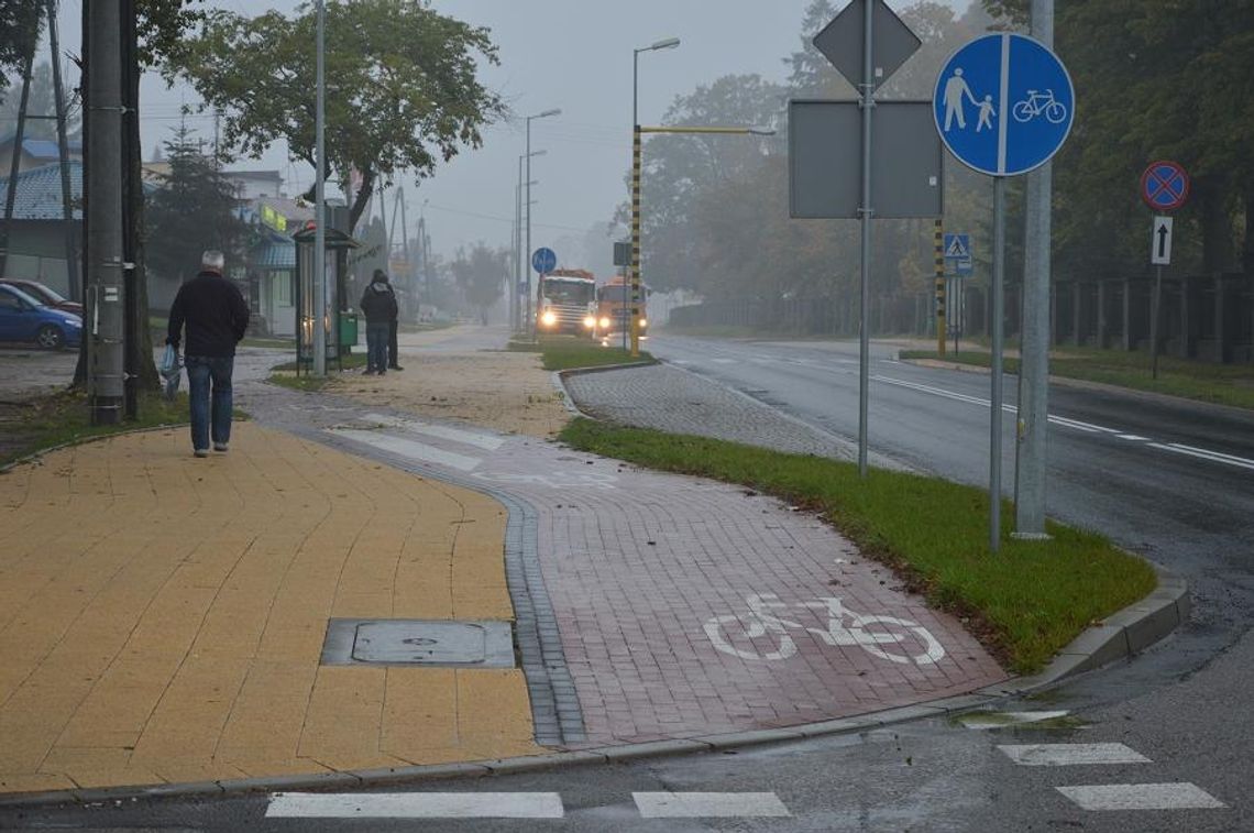 Reklamują się gdzie popadnie. Nie ma rady na nielegalne afisze na lampach? 