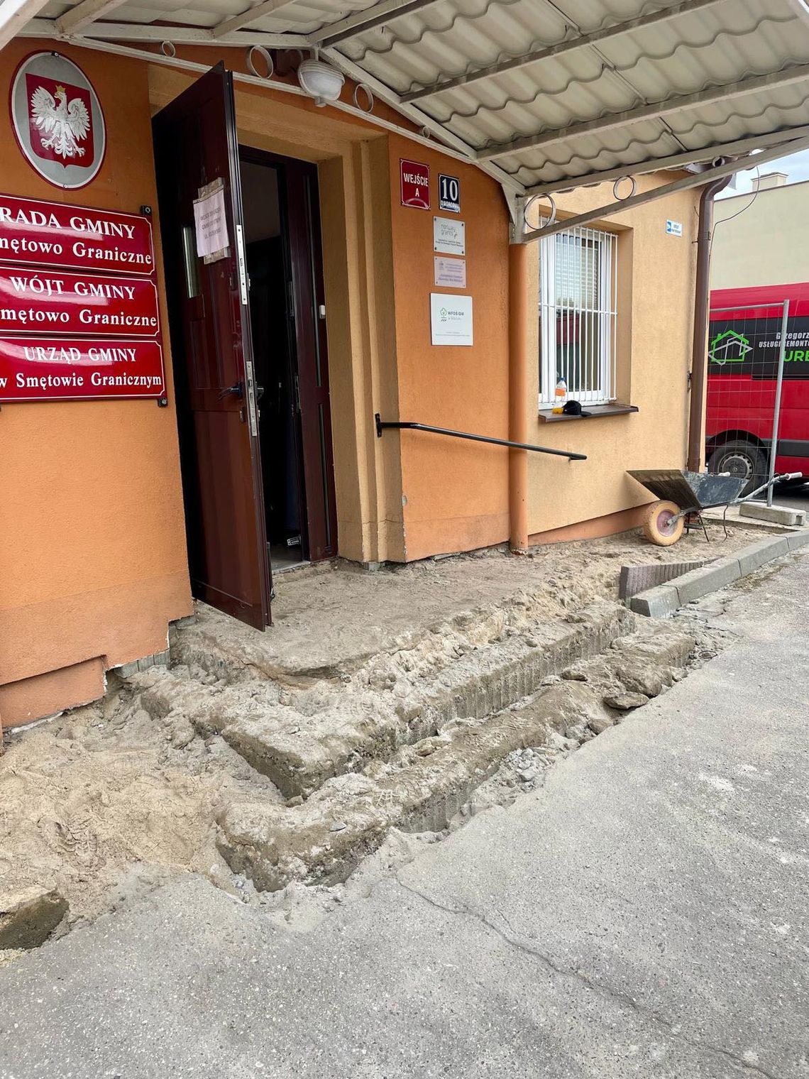 Remont Urzędu Gminy w Smętowie Granicznym. Powstaną udogodnienia dla osób z niepełnosprawnościami Remont Urzędu Gminy w Smętowie Granicznym. Powstaną udogodnienia dla osób z niepełnosprawnościami