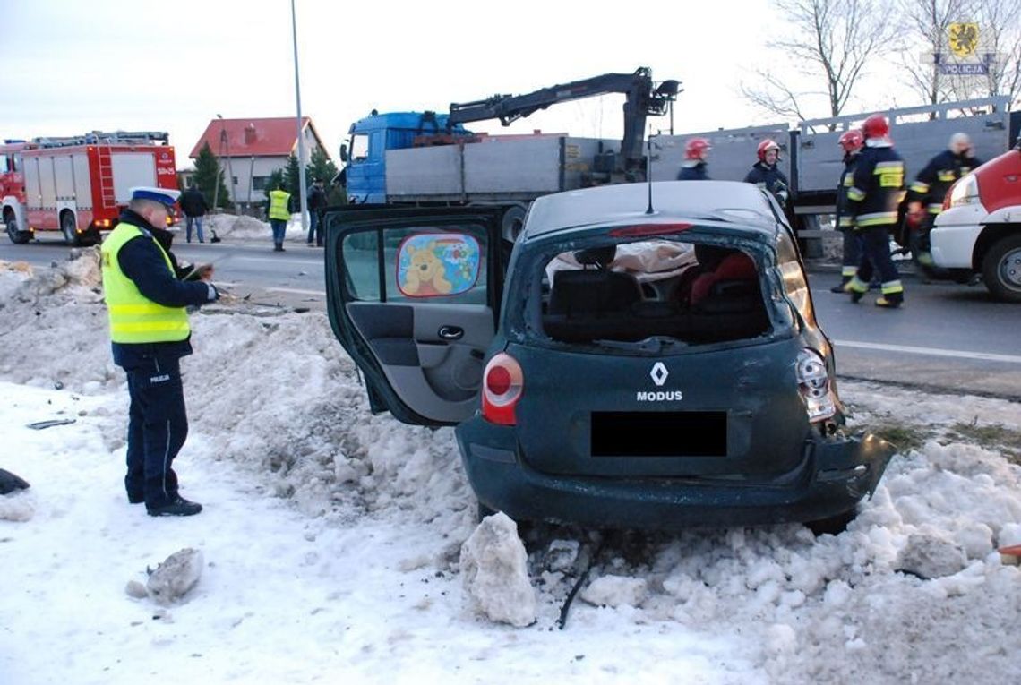 Renault czołowo z ciężarówką, kierowca w szpitalu