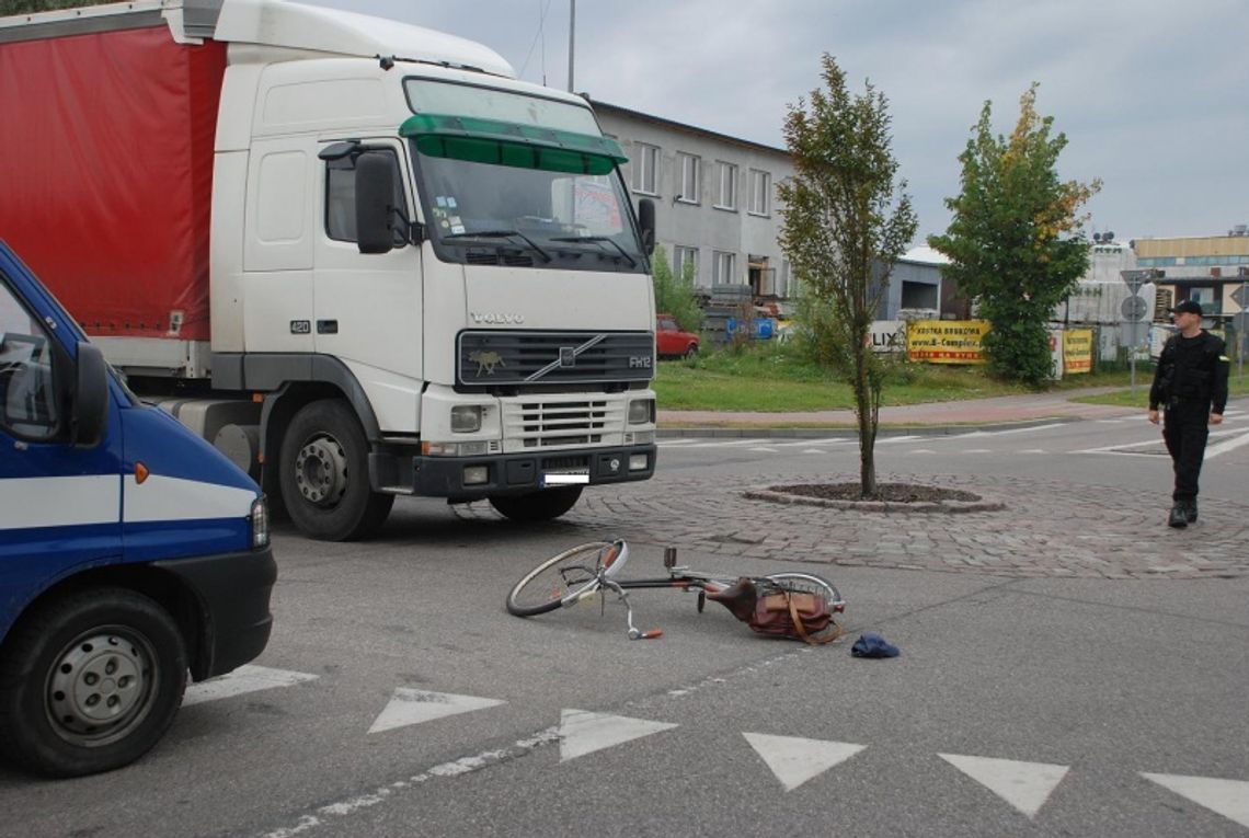 Rewerem wjechał na rondo pod ciężarówkę