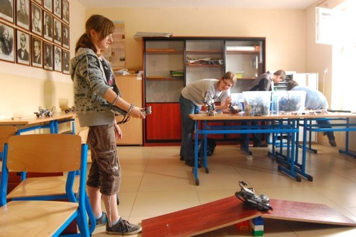 Roboty, sala teatralna i podglądanie słońca Roboty, sala teatralna i podglądanie słońca