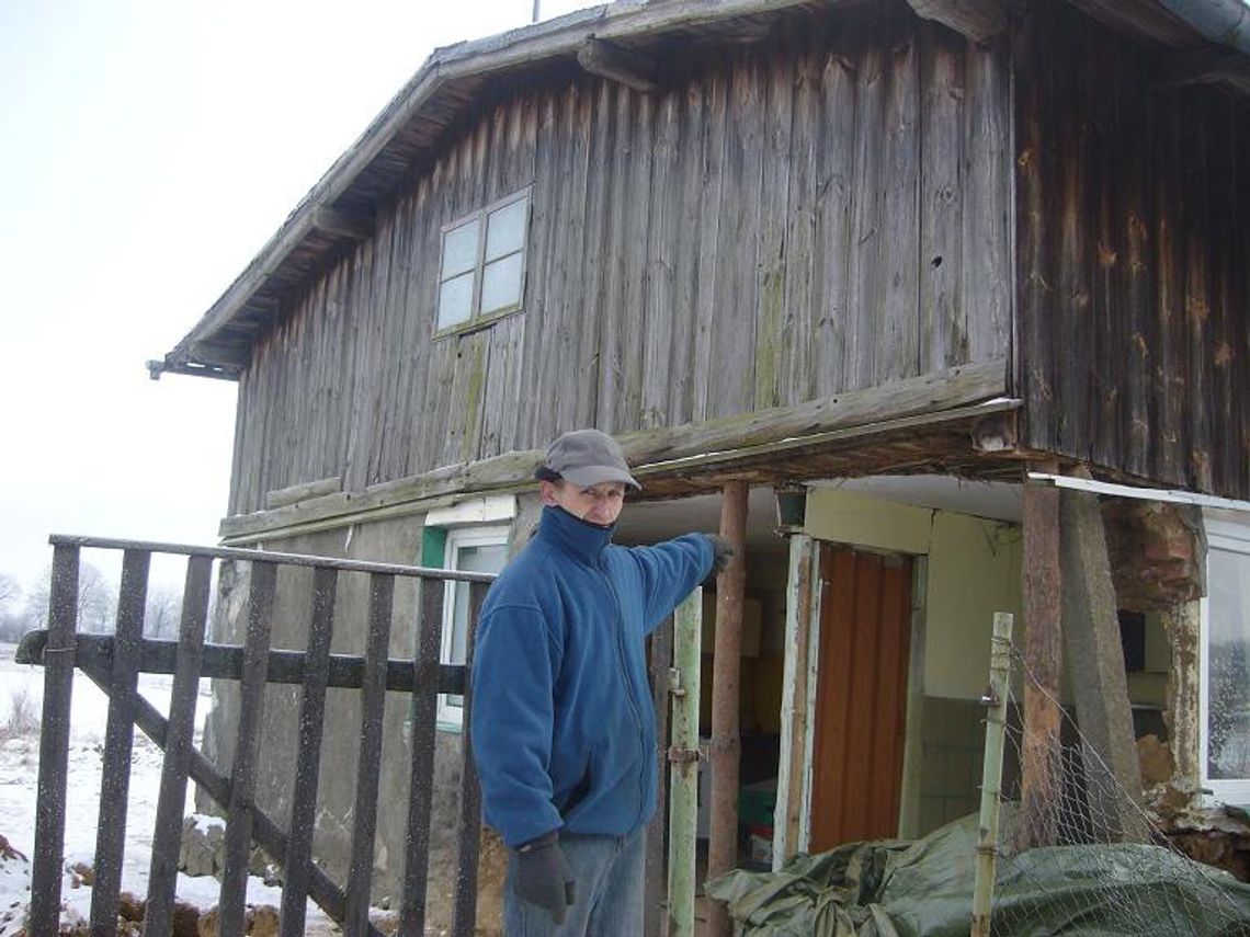 Rodzina na gruzowisku. Coś jakby trzeszczało. Zdążył tylko odepchnąć żonę i ściana runęła... Rodzina na gruzowisku. Coś jakby trzeszczało. Zdążył tylko odepchnąć żonę i ściana runęła...