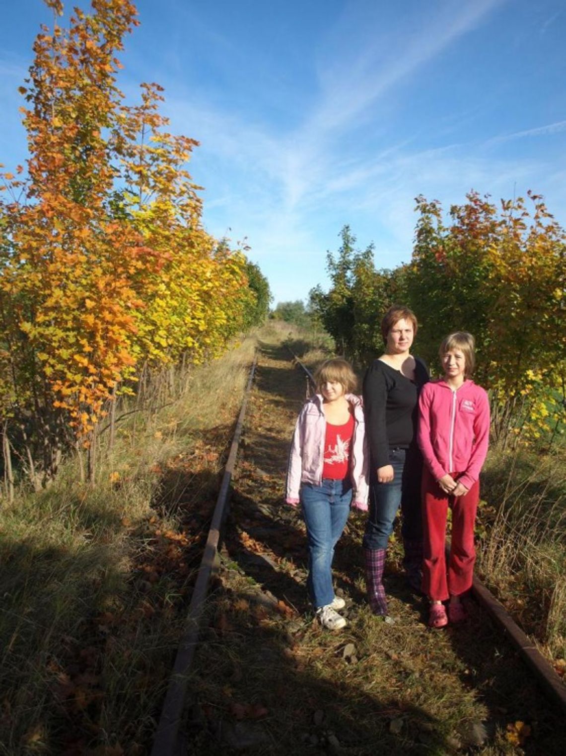 Rodzina walczy o drogę do domu - blokada uniemożliwia rodzinie z czwórką dzieci dojście do posesji Rodzina walczy o drogę do domu - blokada uniemożliwia rodzinie z czwórką dzieci dojście do posesji