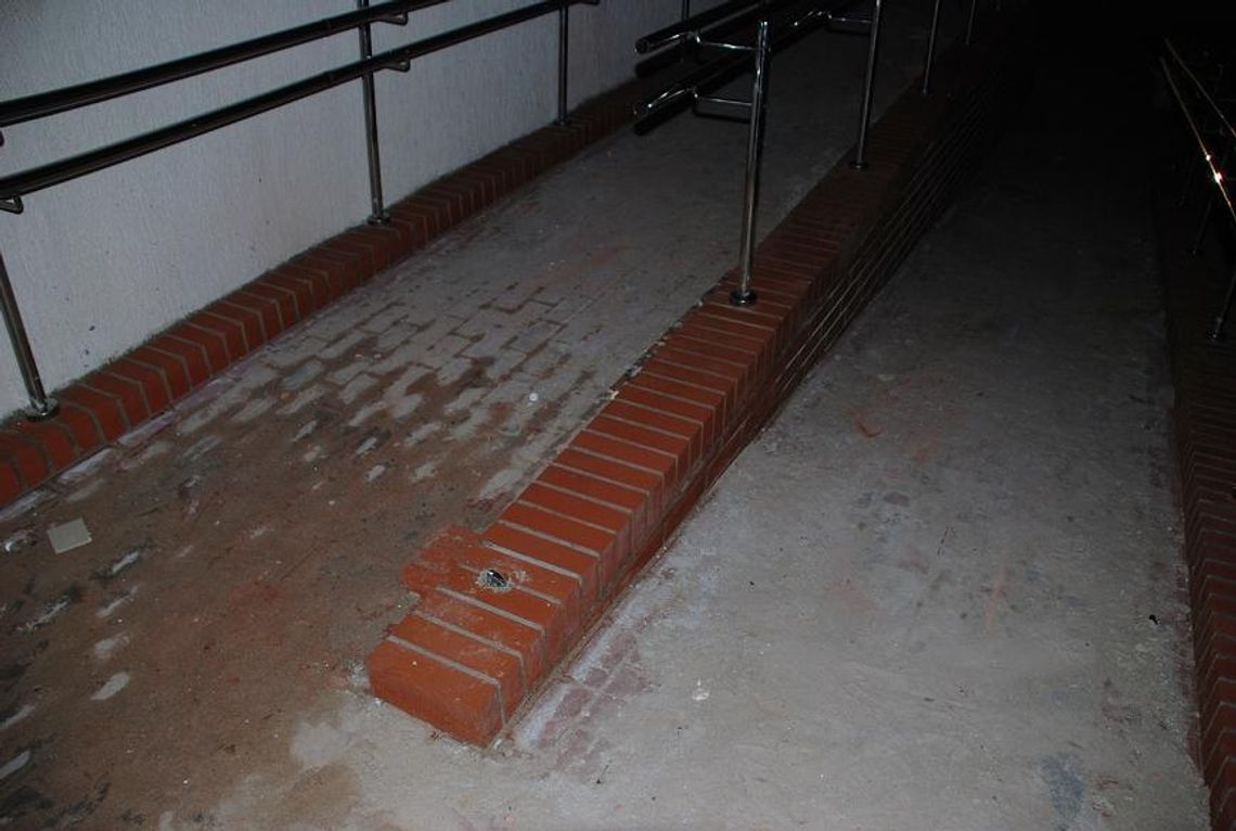 Rodzinny interes: kradli balustrady dla niepełnosprawnych Rodzinny interes: kradli balustrady dla niepełnosprawnych