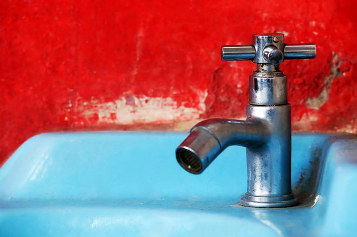 Rodzinom z małymi dziećmi odcięto w bloku wodę