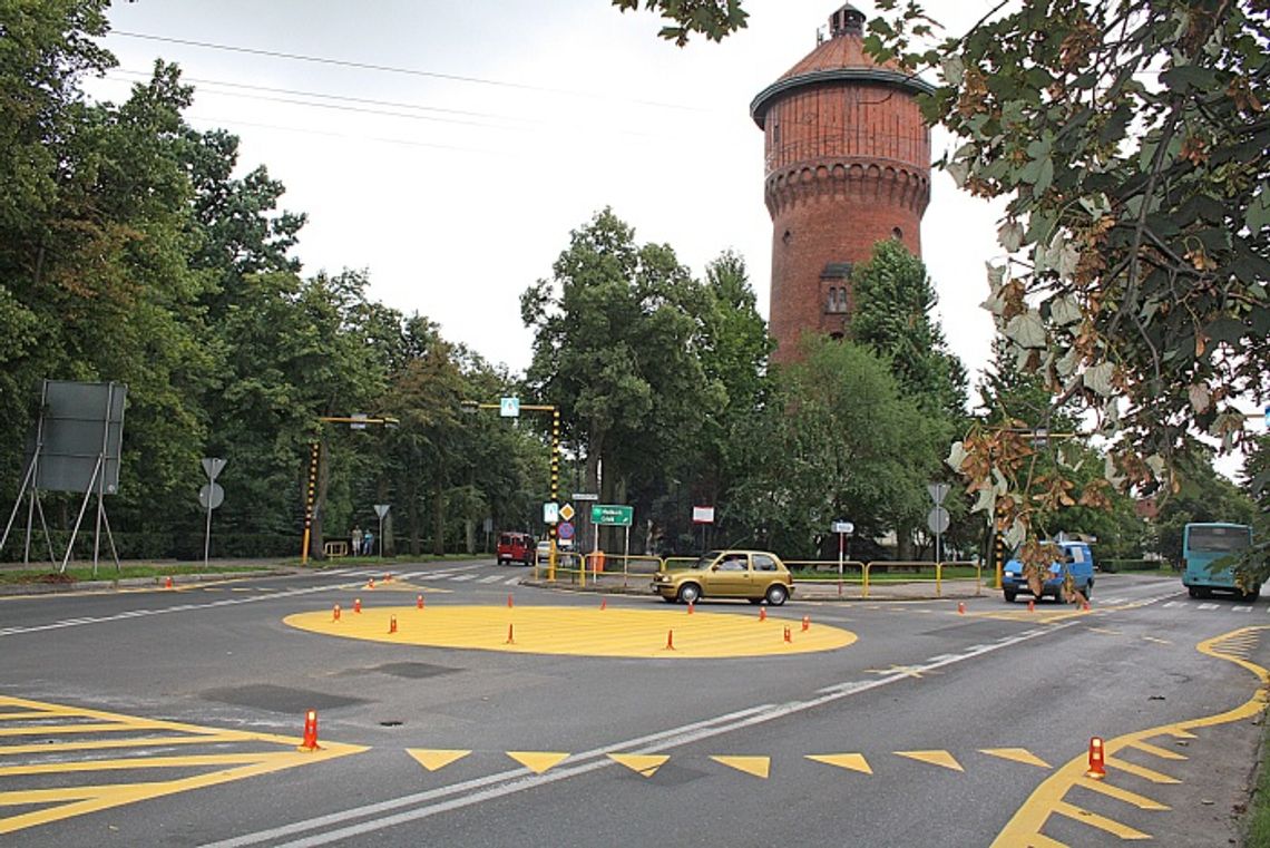 Rondo do pierwszej kraksy. Powiat za, miasto przeciw, a kierowcy mają się... przyzwyczaić Rondo do pierwszej kraksy. Powiat za, miasto przeciw, a kierowcy mają się... przyzwyczaić