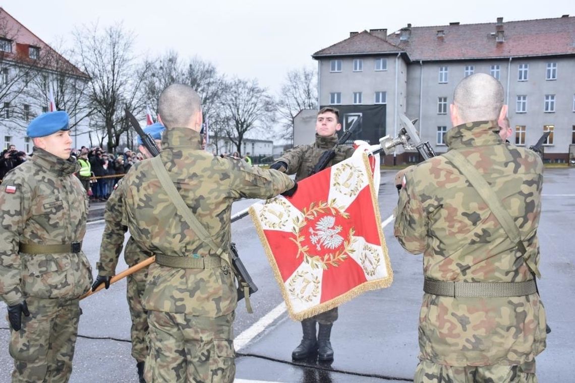 Rota na 76 głosów w Słupsku. Pomorscy terytorialsi zakończyli szkolenie w ramach programu „Ferie z WOT” i złożyli przysięgę 