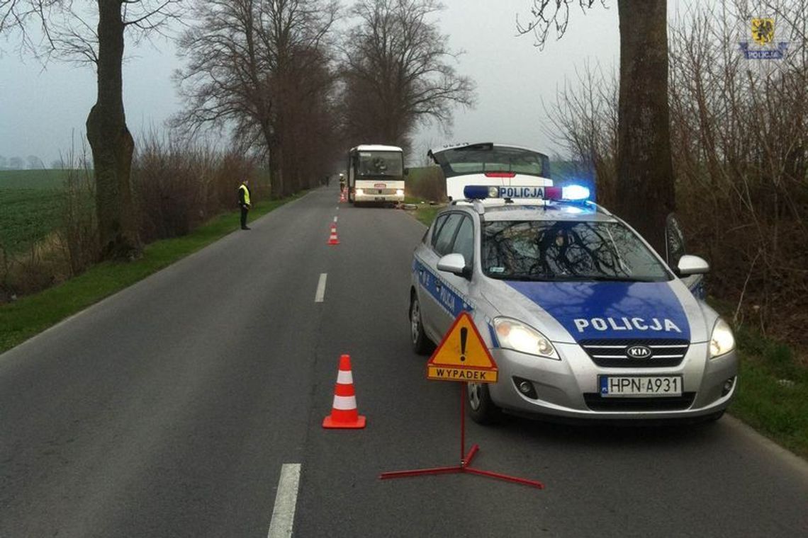 Rowerem pod autobus. Zginął 16-latek