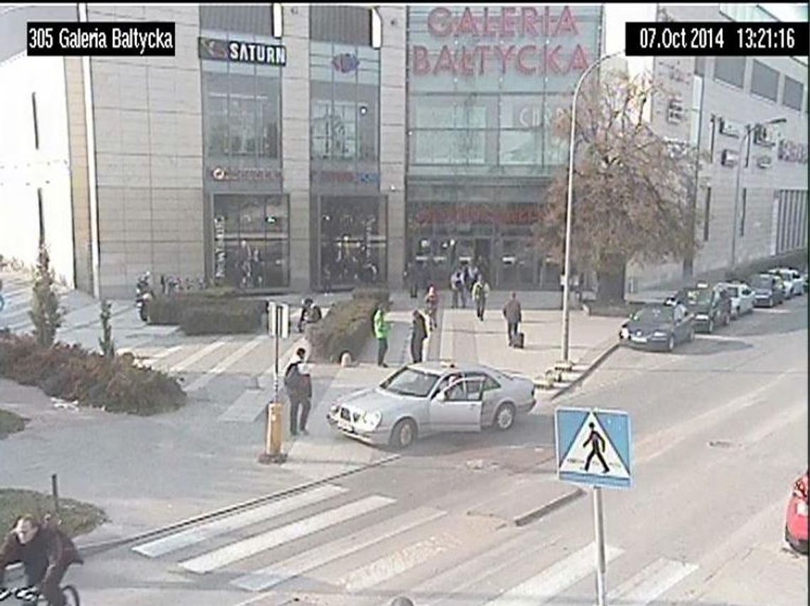 Rowerzysta potrącił kobietę przy Galerii Bałtyckiej - poszukiwani świadkowie Rowerzysta potrącił kobietę przy Galerii Bałtyckiej - poszukiwani świadkowie