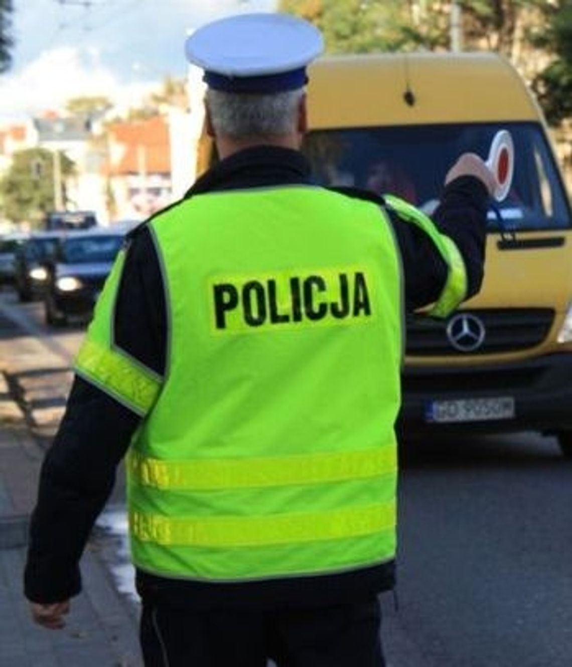 Rozbił skodę o drzewo, poskarżył się, że go napadli Rozbił skodę o drzewo, poskarżył się, że go napadli