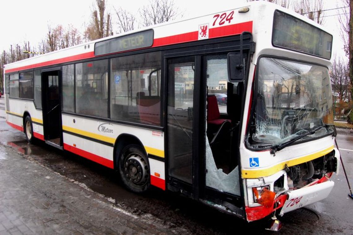 Rozbity autobus i renault przy ul. Gdańskiej