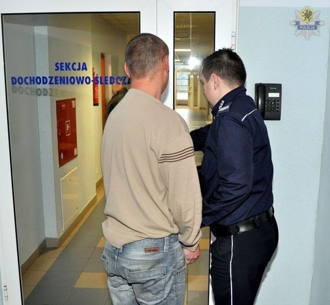 ROZBÓJ Pobili ofiarę i ukradli z portfela 100 zł 