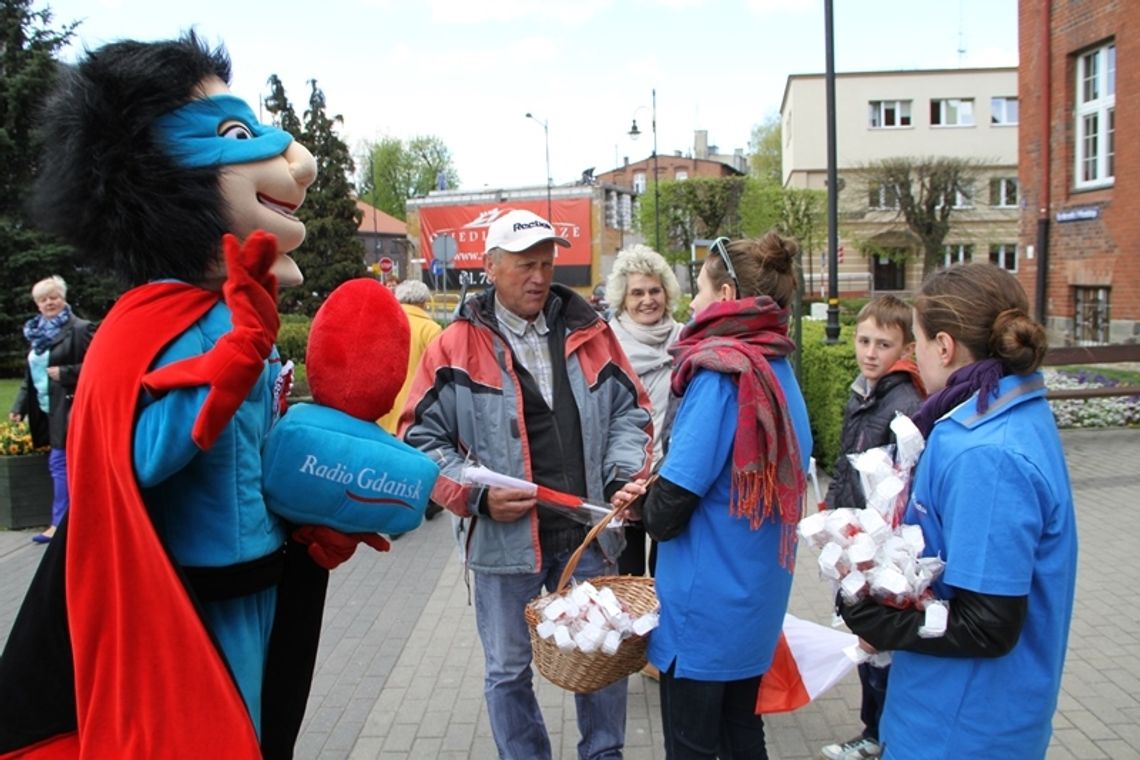 Rozdali tczewianom tysiąc flag narodowych