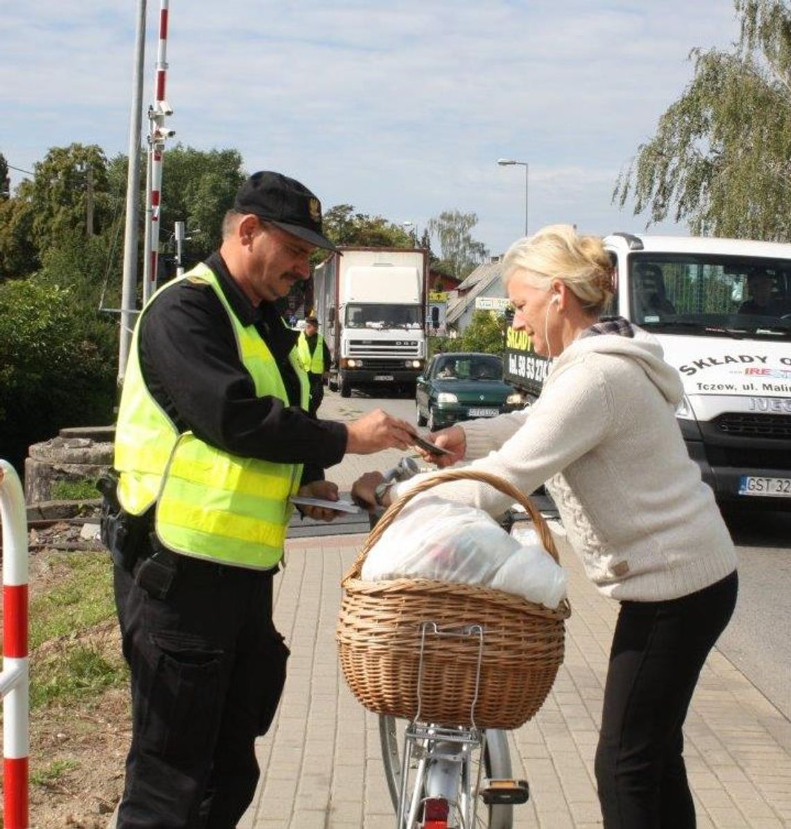 Rozdawali ulotki, by przestrzec kierowców i pieszych Rozdawali ulotki, by przestrzec kierowców i pieszych