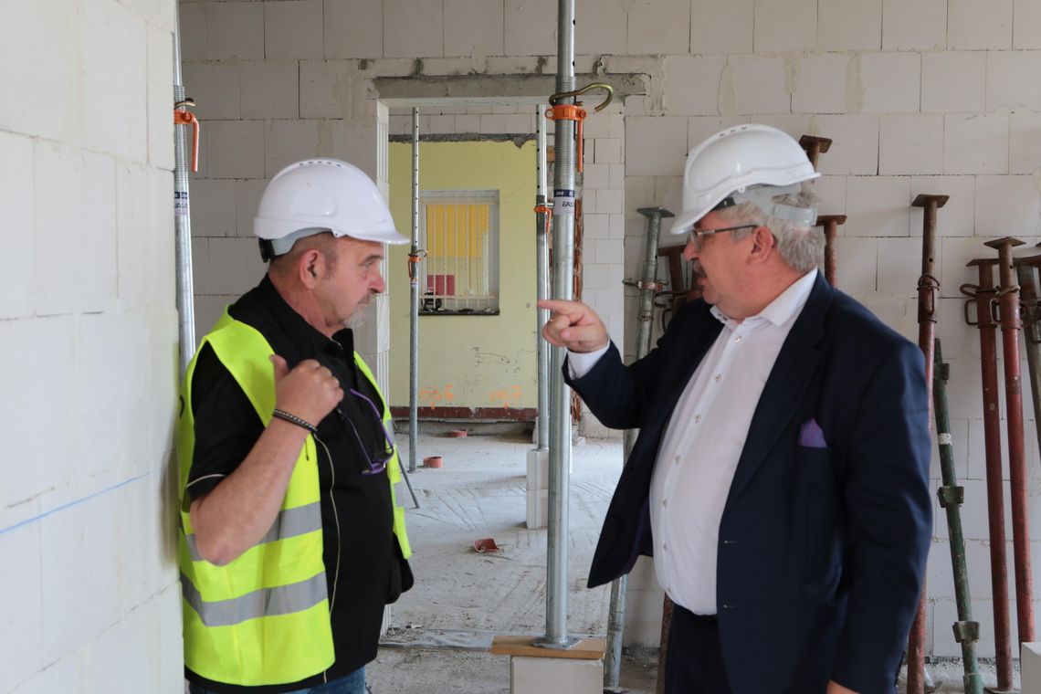 Rozmowy pod stemplami. Rozbudowa szkoły w Bobowie idzie pełną parą