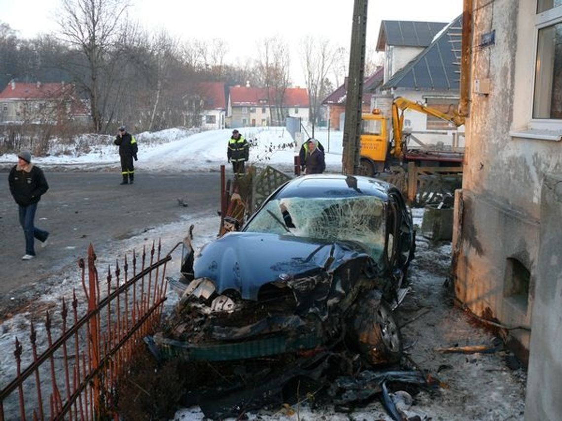 Rozpędzony jaguar uderzył w przechodnia