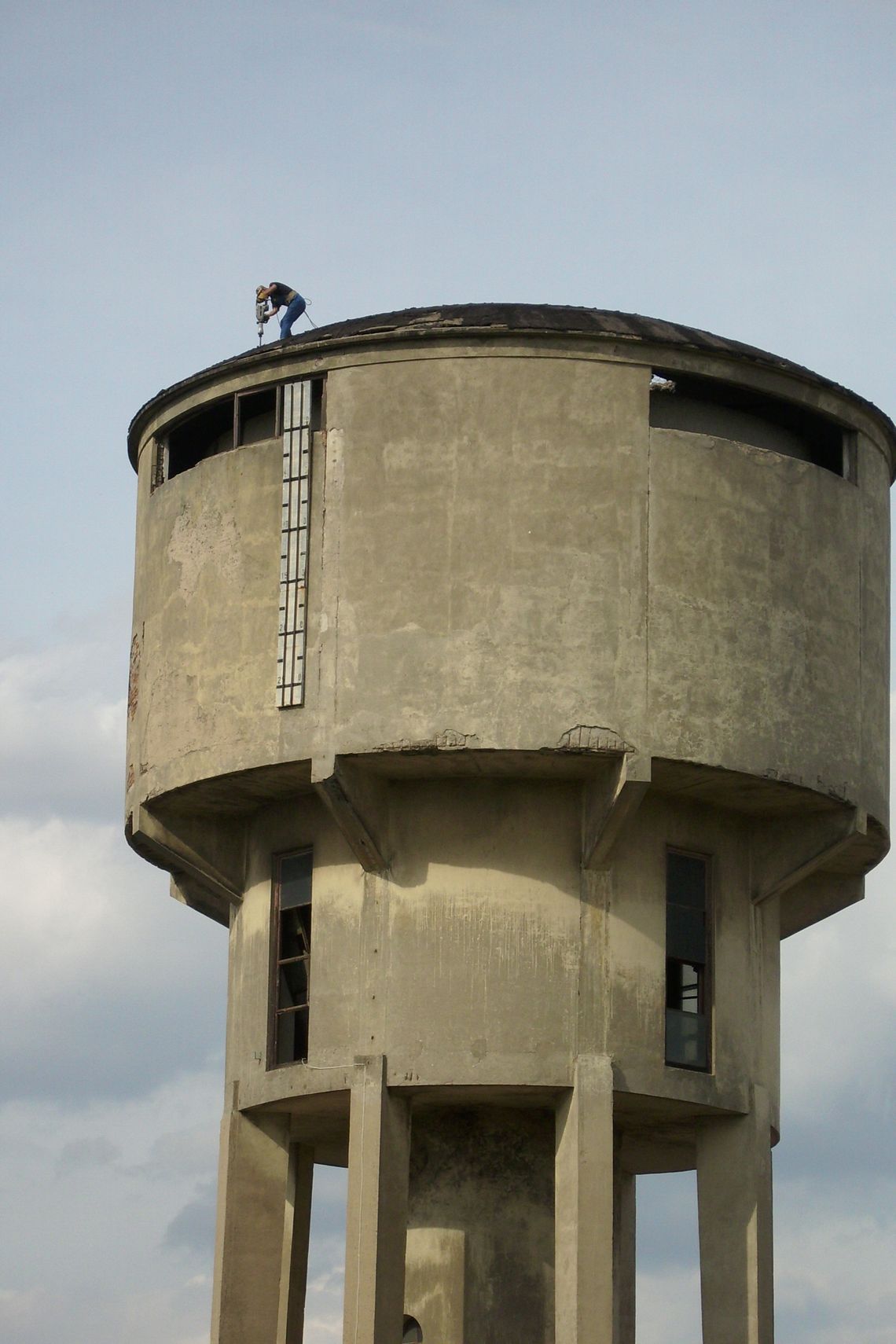 Rozpoczęła się rozbiórka kolejowej wieży ciśnień Rozpoczęła się rozbiórka kolejowej wieży ciśnień