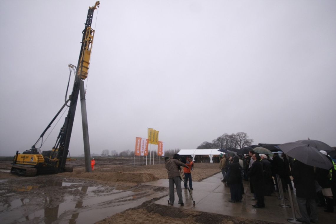 Rozpoczęli budowę mostu. Premier Tusk nie zaszczycił