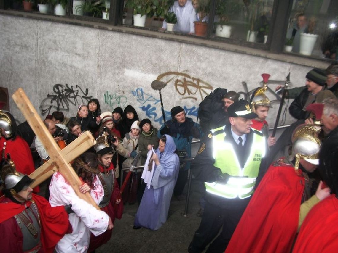 Rozważania Drogi Krzyżowej - nieść krzyż z Chrystusem. 