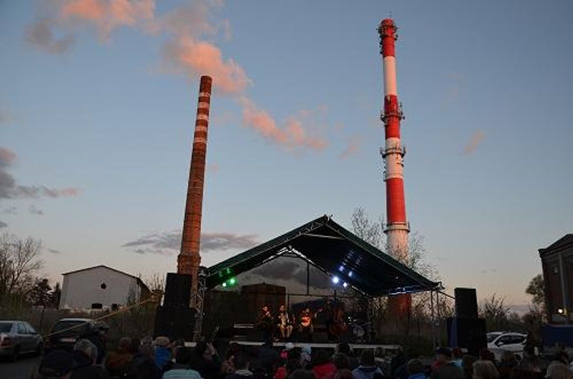 Ruszyło wyburzanie komina. Gmina właścicielem terenu po cukrowni...