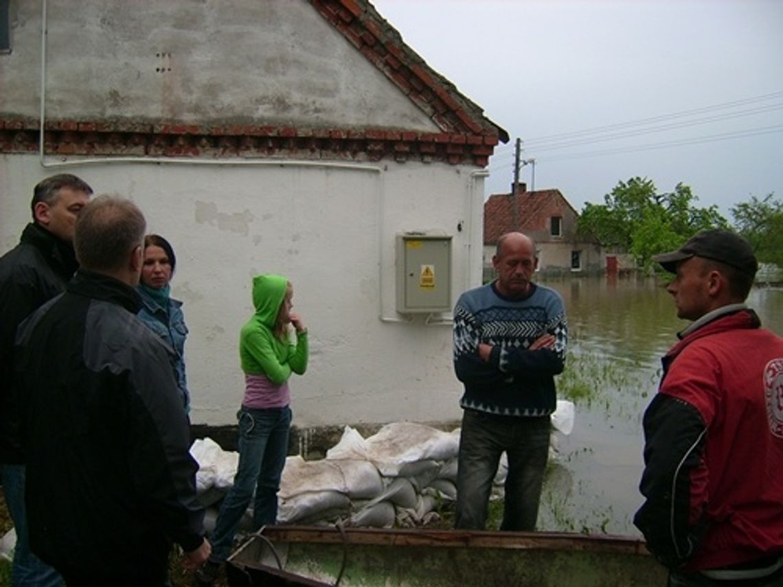 Rzeka powoli wraca do koryta 