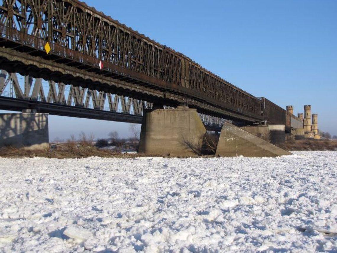 Rzeka skuta lodem. Sytuacja na Wiśle stabilna, ale istnieje groźba powodzi zatorowej Rzeka skuta lodem. Sytuacja na Wiśle stabilna, ale istnieje groźba powodzi zatorowej
