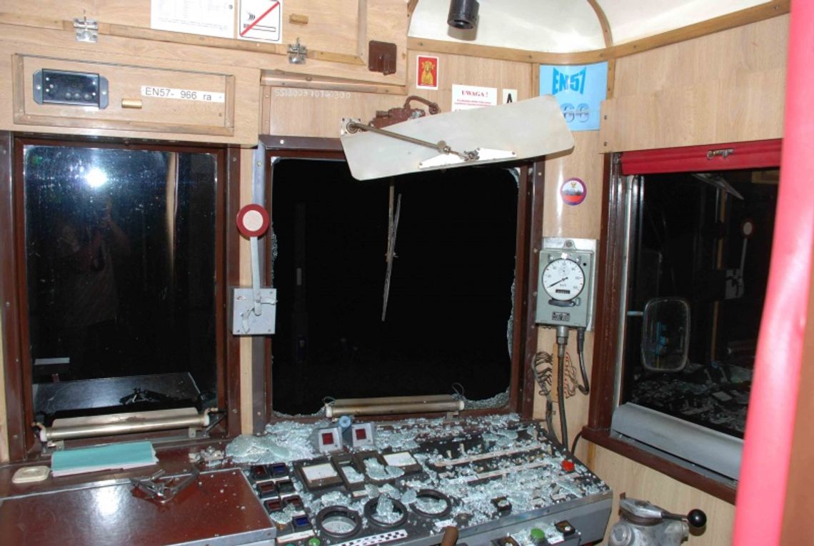 Rzucali w pociąg kamieniami Rzucali w pociąg kamieniami