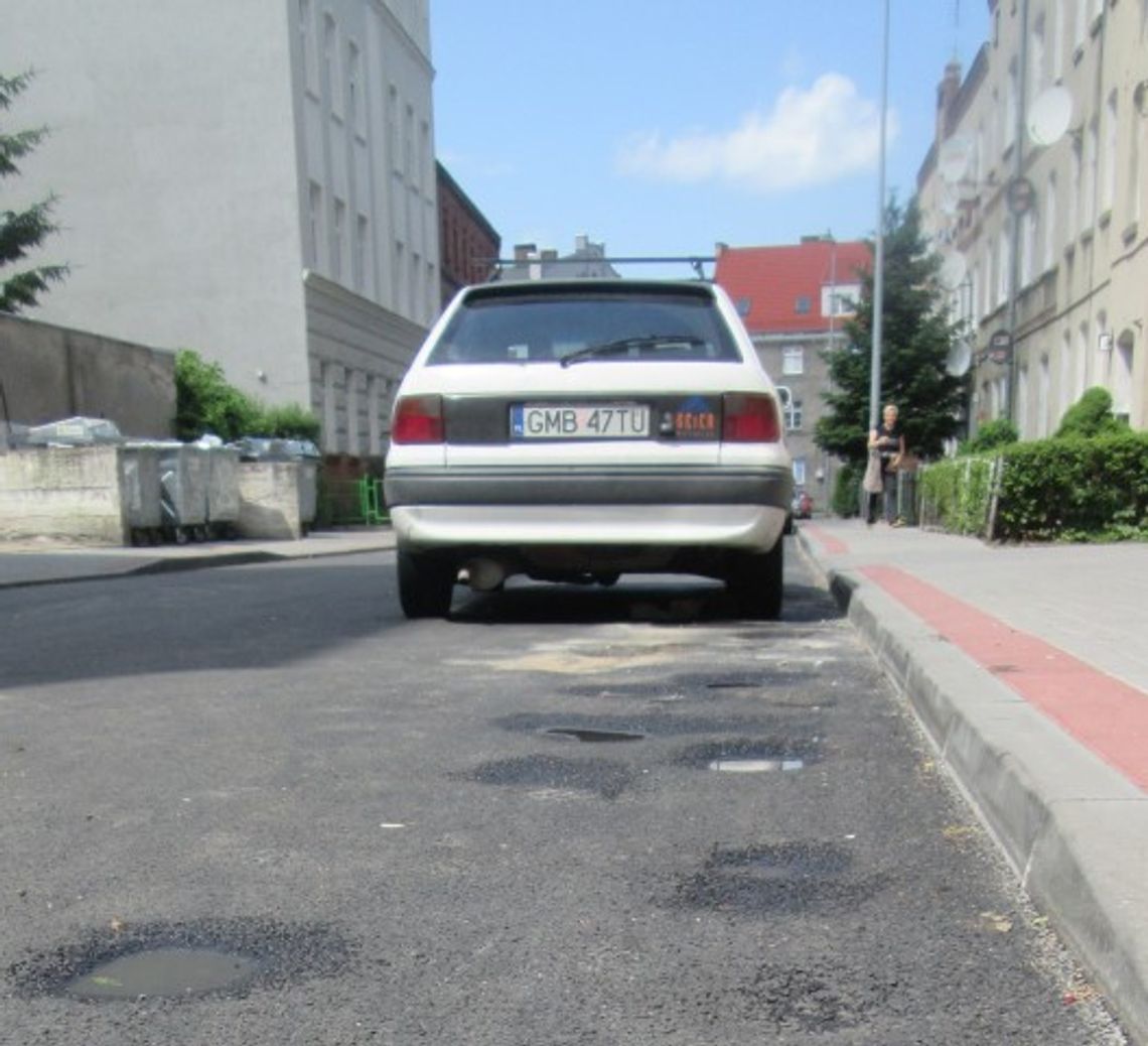 Są dziury w nowym asfalcie! Są dziury w nowym asfalcie!
