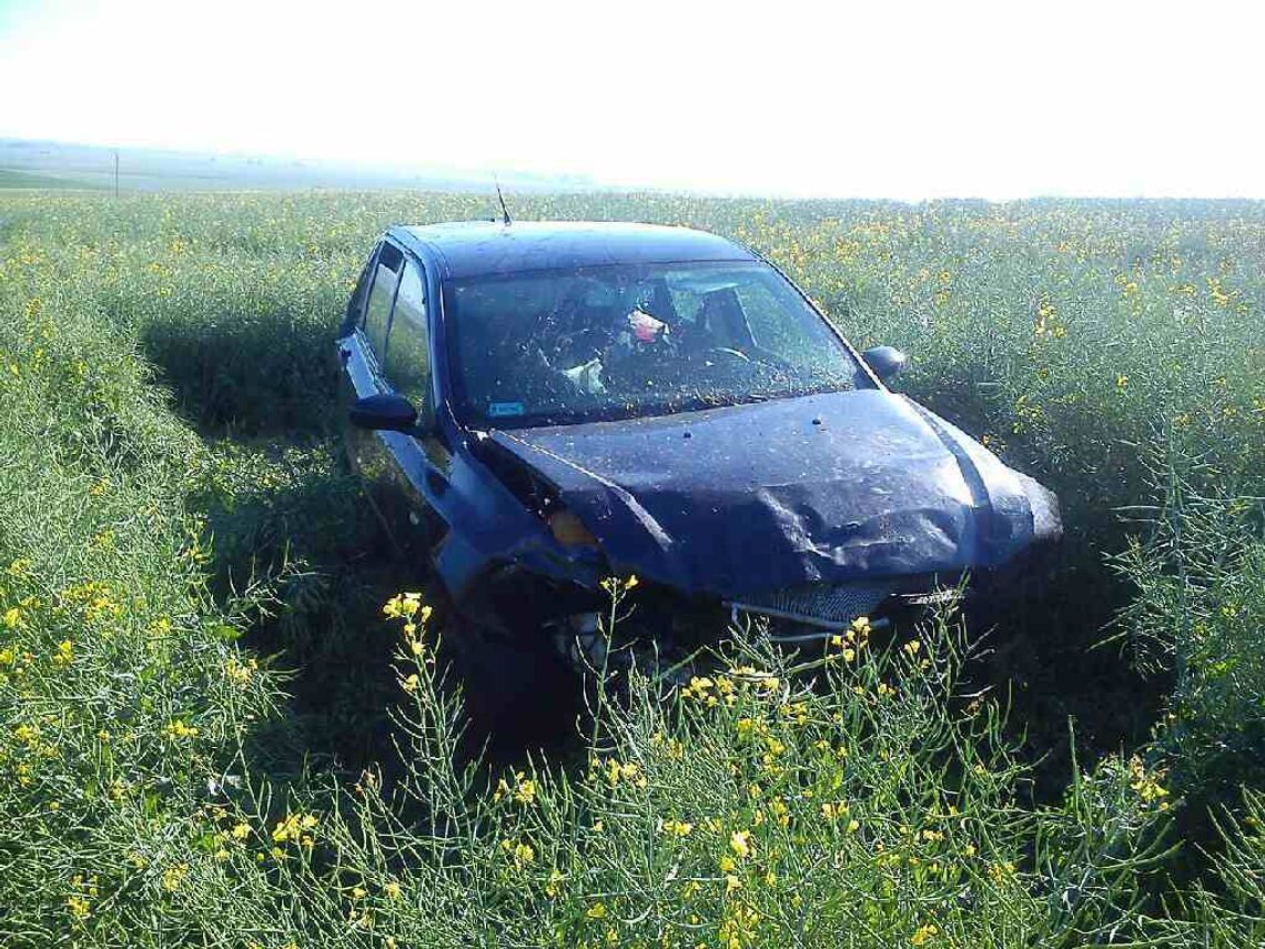 Samochód dachował, jedna osoba ranna Samochód dachował, jedna osoba ranna