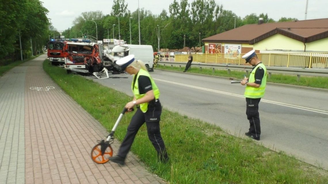 Samochód dostawczy zderzył się z wozem, przypominający wóz straży pożarnej.