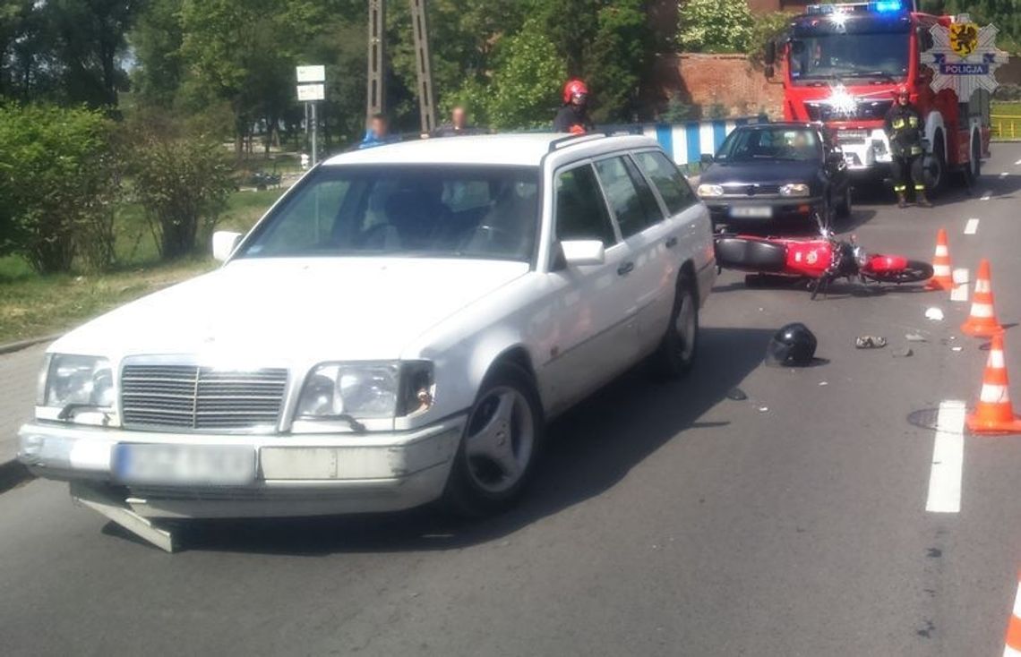 Samochód osobowy uderzył w motorowerzystę Samochód osobowy uderzył w motorowerzystę
