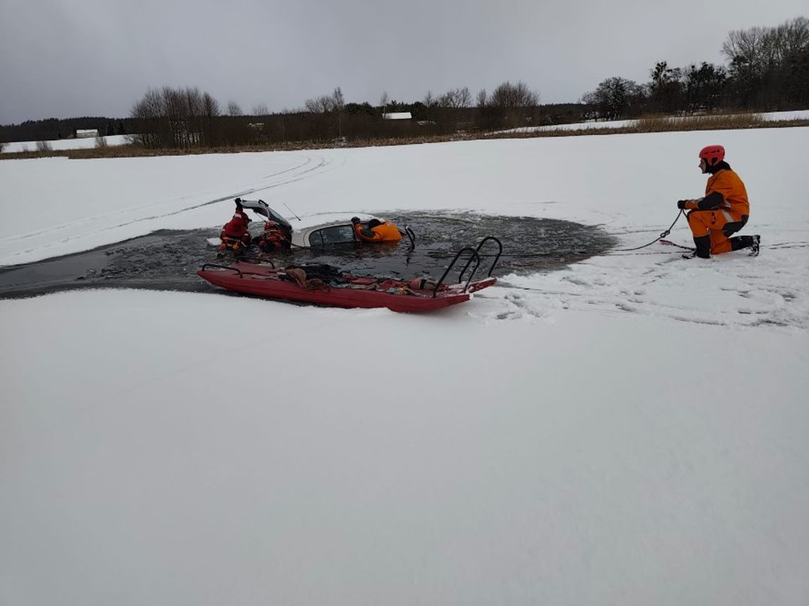 Samochód runął pod ciężarem na lodowej tafli. Pożary budynków mieszkalnych