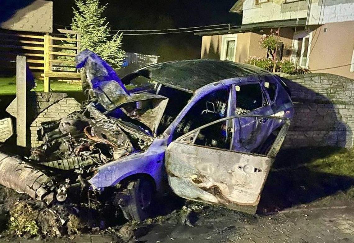 Samochód uderzył w słup i stanął w płomieniach!