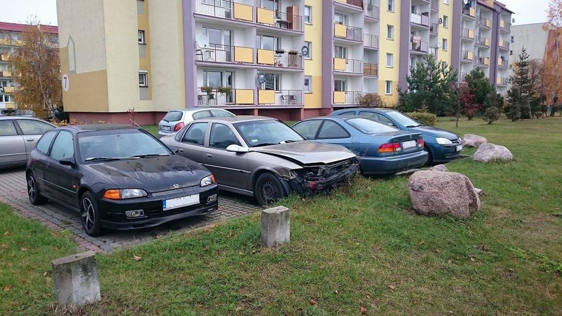 Samochód – widmo pół roku stoi na parkingu. Zajmuje miejsce parkingowe i szpeci wizerunek osiedla Samochód – widmo pół roku stoi na parkingu. Zajmuje miejsce parkingowe i szpeci wizerunek osiedla
