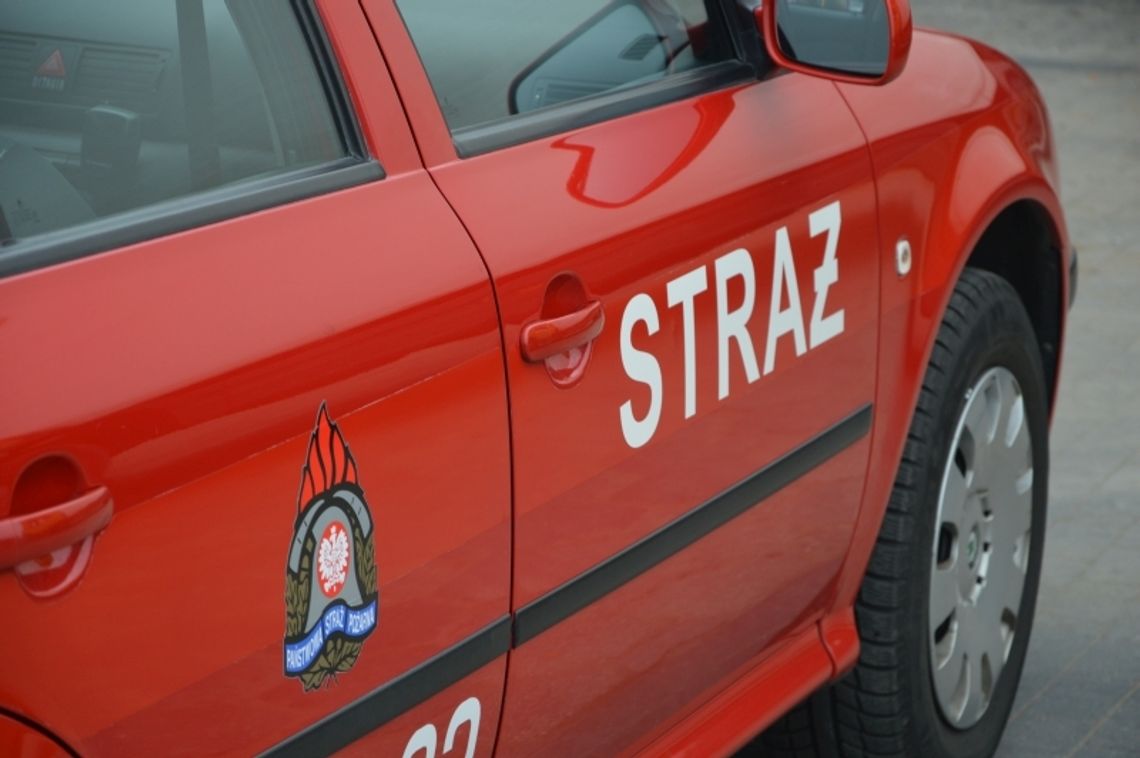 Samochód wjechał w barierki. Jedna osoba została przetransportowana do szpitala